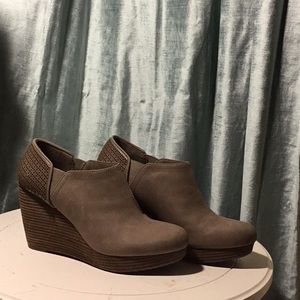 Dr Scholl's wedge in griege laser cut